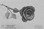 Kovářská růže s lístky a podstavcem